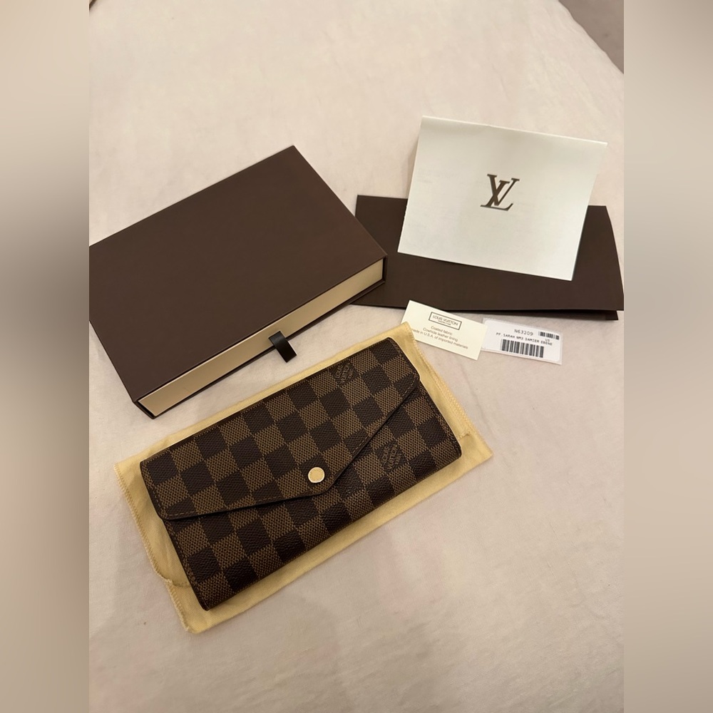 AUTHENTIC Louis Vuitton Sarah Wallet